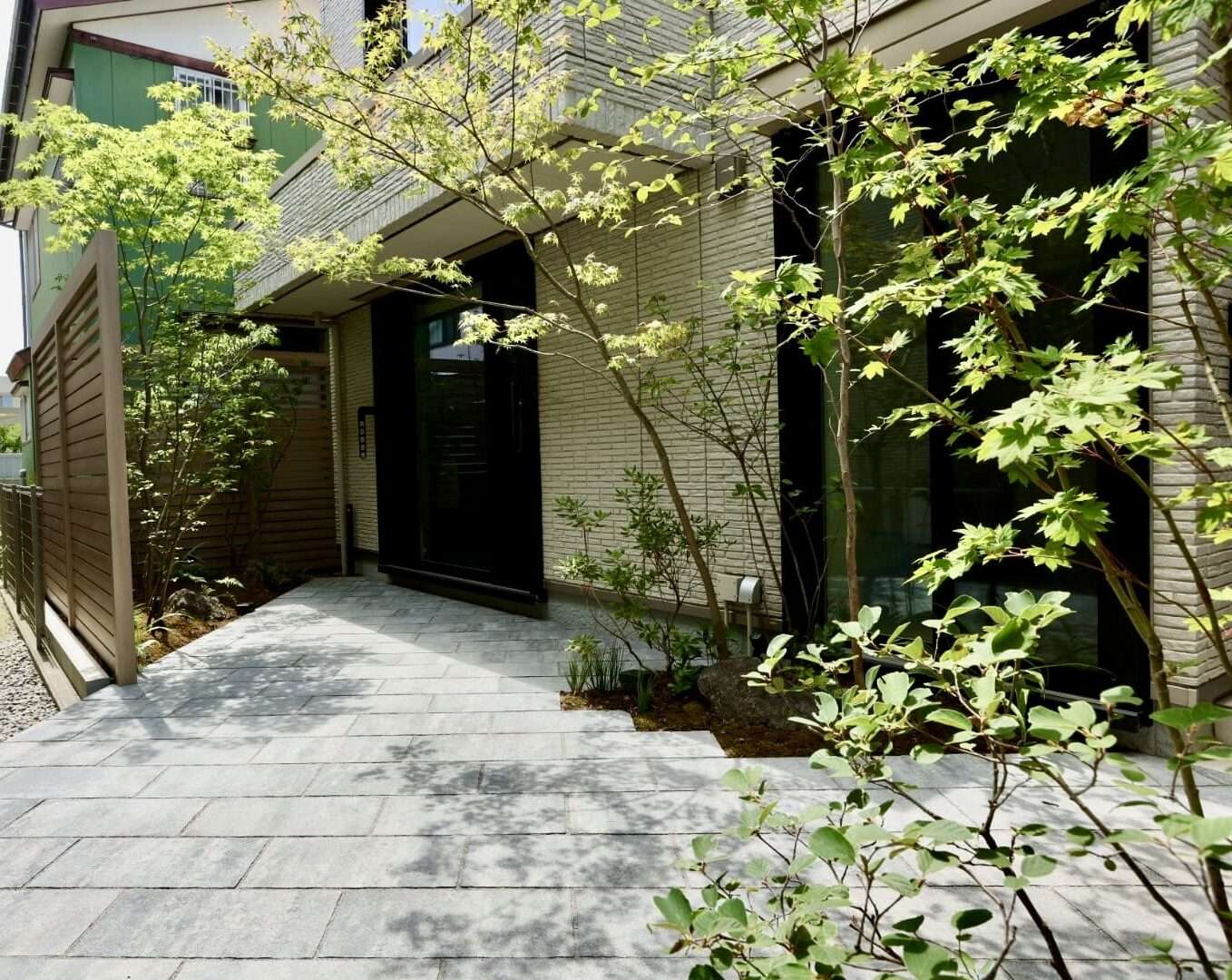 植栽に囲まれた玄関アプローチ