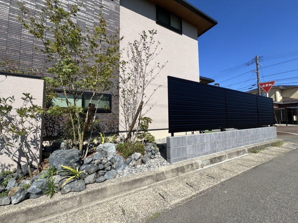 門壁と植栽