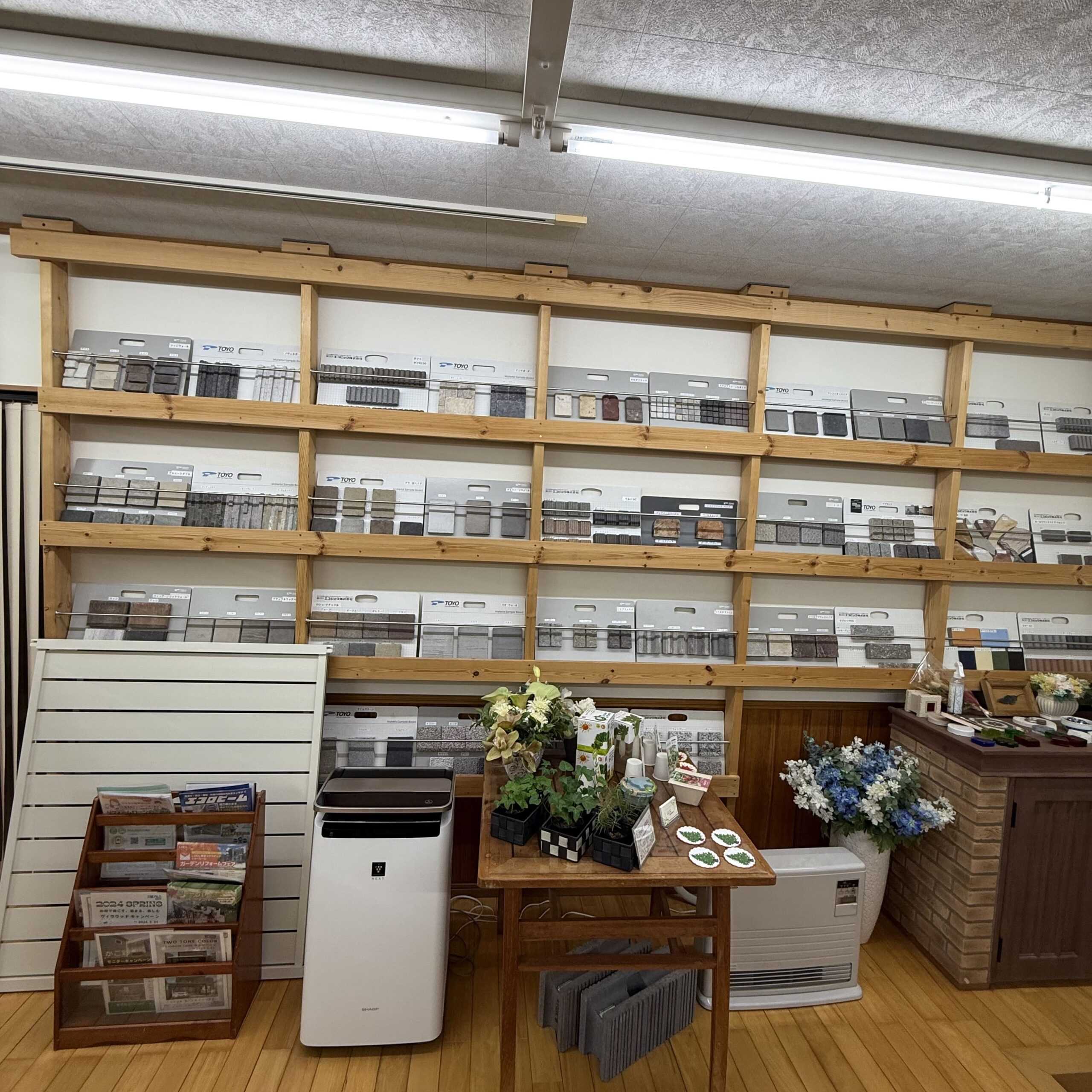 外構資材を展示する店内