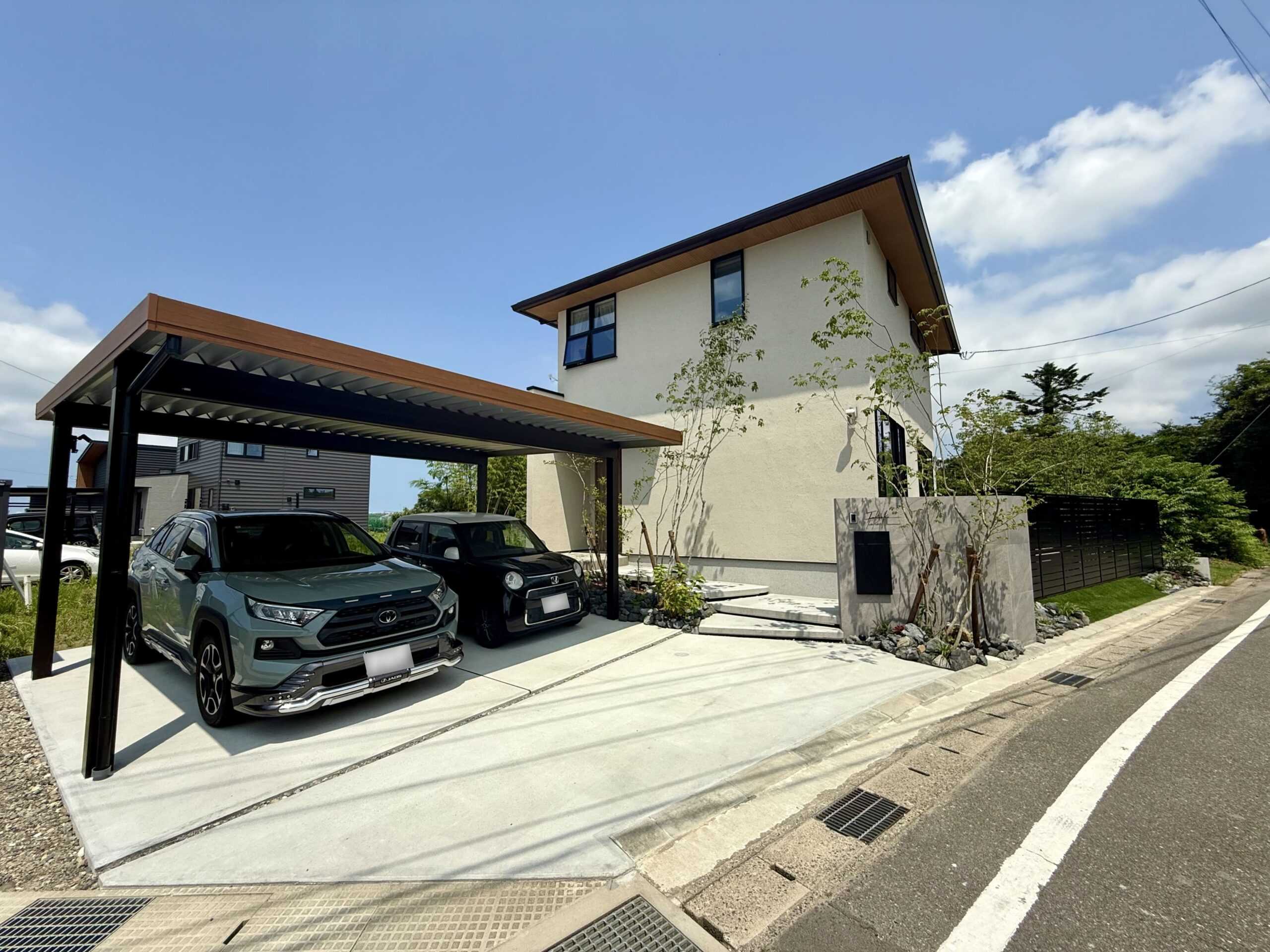 住宅のカーポートと駐車スペース